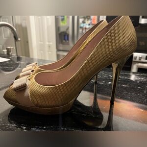 Salvatore Ferragamo Metallic Gold Nubuck Leather Vara Bow Peep-Toe Pumps | 10B
